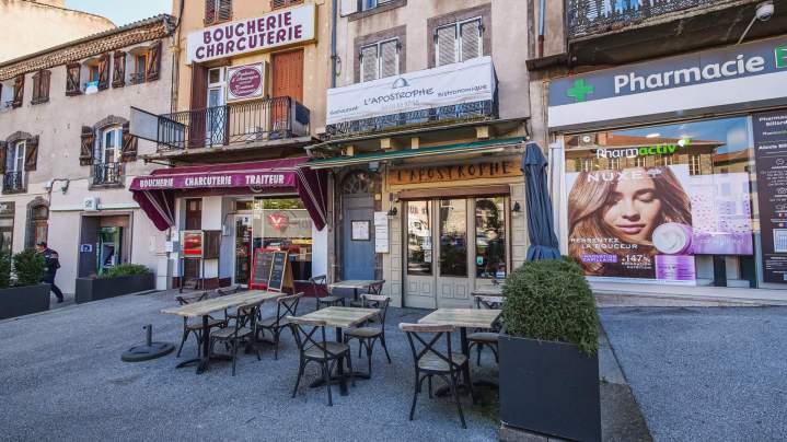 Un coin extérieur pour savourer les délices d'un repas en plein air